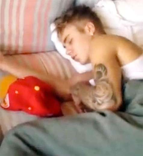 Снимок спящего Джастина Бибера. Фото: Twitter.com. Снимок спящего Джастина Бибера. Фото: Twitter.com.