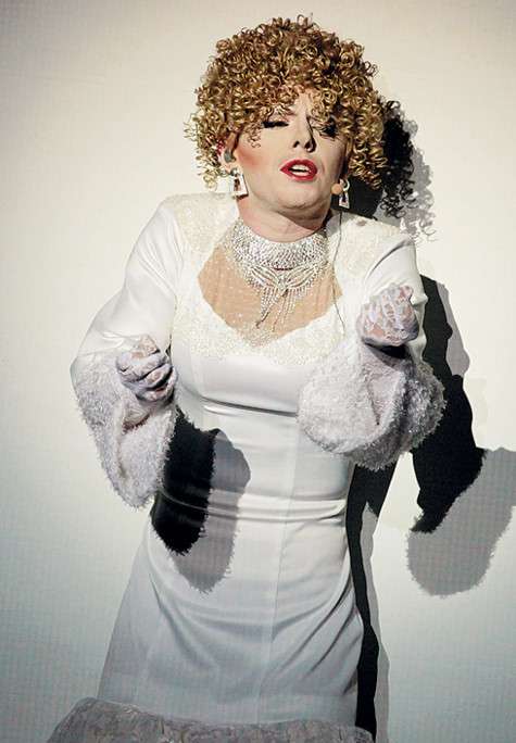 В образе Людмилы Гурченко Тимур удостоился комплиментов от людей, знавших актрису близко. Фото: Руслан Рощупкин.