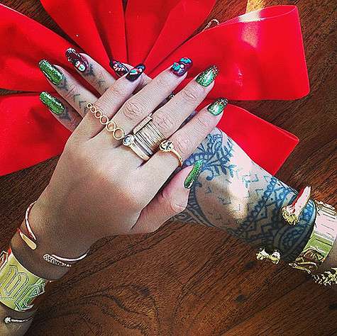 Эксклюзивные накладные ногти Рианны. Фото: Instagram.com.