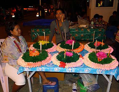 Кратонги – лодочки из цветов и листьев – продают в этот день на каждом шагу.