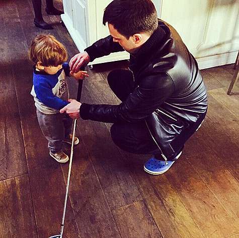 Как правильно держать клюшку, показал малышу его папа. Фото: Instagram.com/mkozhevnikova.
