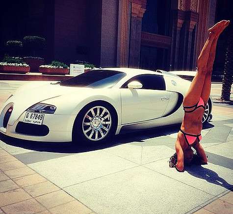 Мишель Родригез выполняет асан рядом с роскошным автомобилем. Фото: Instagram.com.