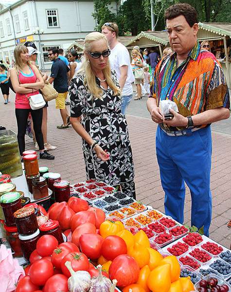 Кобзон купил себе и супруге Нелли свежие ягоды. Фото: Лилия Шарловская.