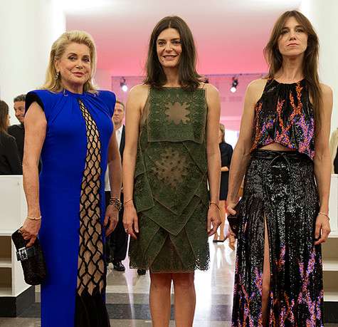 Катрин Денев, Кьяра Мастрояни и Шарлотта Генсбур разочаровали собравшихся своими нарядами. Фото: Associated Press.
