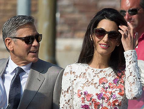 Папарацци смогли сфотографировать обручальные кольца Джорджа Клуни и Амаль Аламуддин. Новоиспеченная жена актера выбрала себе скромное украшение с дорожкой из бриллиантов. Фото: AP.