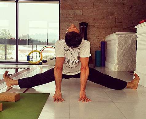 Александр Чистяков с удовольствием поддерживает увлечение жены йогой. Фото: Instagram.com/chistyakova_ionova.