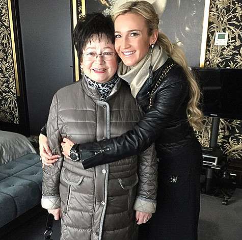 buzova86: «Встретились с бабушкой!!!! Соскучилась безумно. Завтра у нашей мамочки др, и это мой ей подарок - поездка в Амстердам! Я, сестренка, мама и бабушка!!!». Фото: Instagram.com/buzova86.