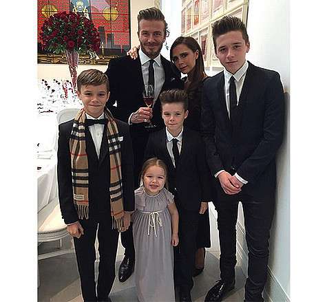 В 16-летнюю годовщину свадьбы Виктория Бекхэм поделилась семейным портретом. Фото: Instagram.com/victoriabeckham. В 16-летнюю годовщину свадьбы Виктория Бекхэм поделилась семейным портретом. Фото: Instagram.com/victoriabeckham.