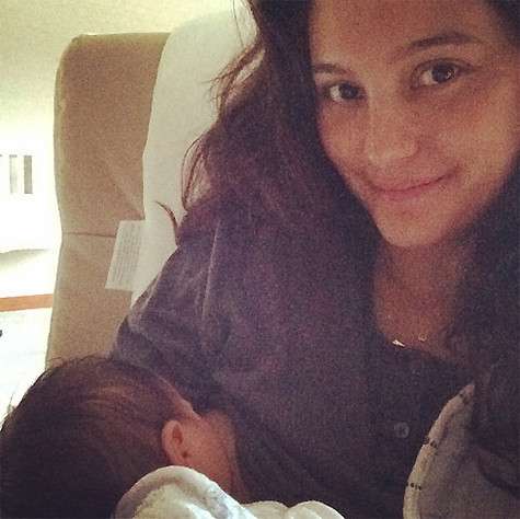 Эмма Хеминг кормит новорожденную дочь Брюса Уиллиса. Фото: Instagram.com (@emmahemingwillis).