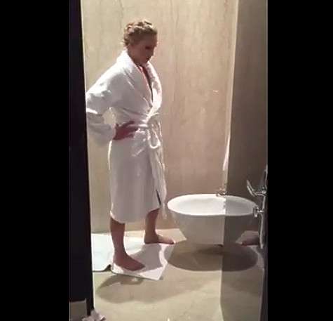 Дженнифер Лоуренс опубликовала самоироничное видео. Фото: Facebook.com. Дженнифер Лоуренс опубликовала самоироничное видео. Фото: Facebook.com.