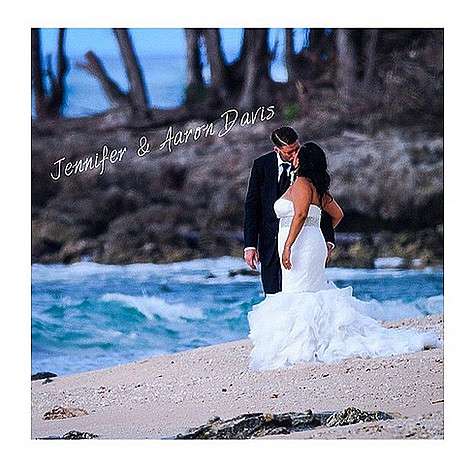 Рианна опубликовала в своем микроблоге поздравление молодоженам. Фото: Instagram.com/badgalriri.