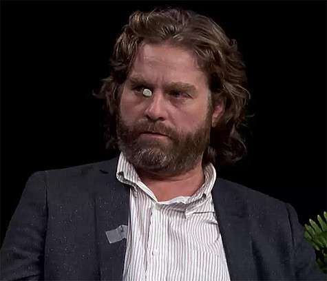 Зак Галифианакис такого поворота событий явно не ожидал. Кадр из ток-шоу «Между двух папоротников».