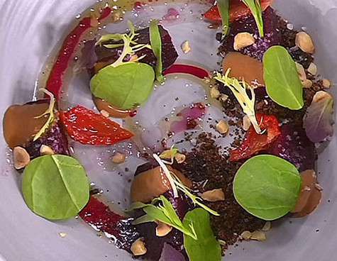 Запеченная свекла со сливовой землей и ореховым пралине. Фото: материалы пресс-служб.