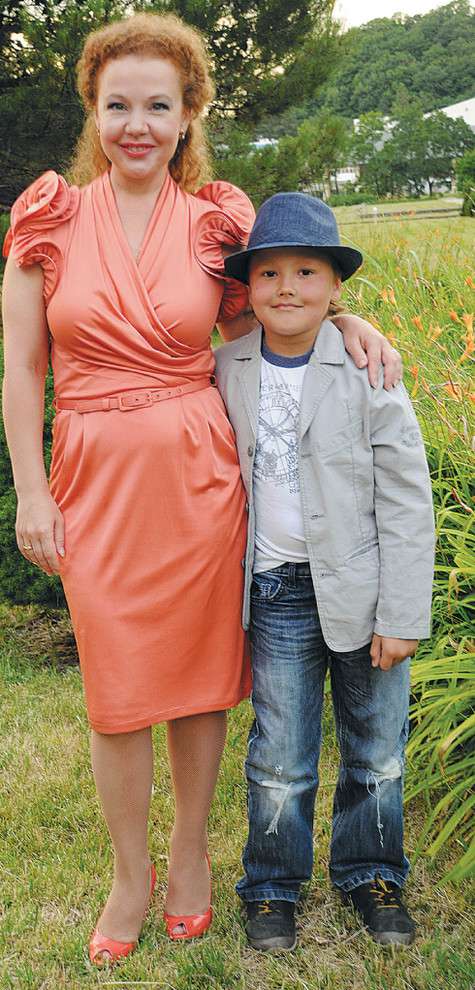 Актриса Татьяна Абрамова с сыном Иваном Кулишенко. Фото: Борис Кремер.