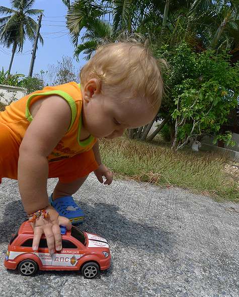 В местном магазине мы даже обнаружили машинку с гордой надписью на русском «ДПС ГИББД Москва».
