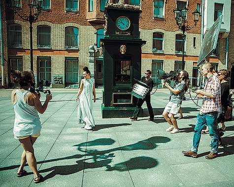 По словам режиссера клипа Игоря Бурнышева, съемочная группа просто прогулялась по Питеру в прекрасной компании друзей, при этом сняв очень теплый клип. Фото: материалы пресс-служб.