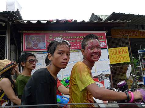 В Сонгкран также принято мазать всех окружающих цветной глиной или тальком.