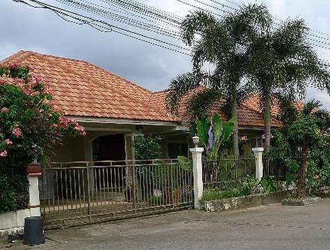 То, что русские риэлторы презрительно называют «тайской деревней», на самом деле представляет собой охраняемый поселок с уютными домиками.