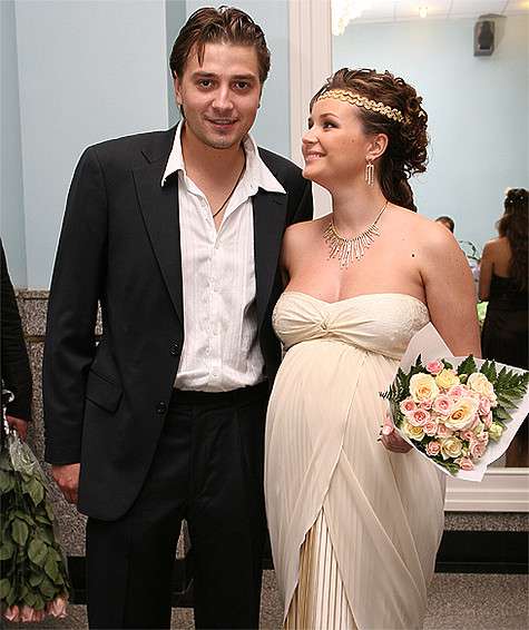 Увидев Полину Гагарину, пылкий актер Петр Кислов влюбился. Вскоре молодые поженились, а через два месяца на свет появился их сын Андрей.