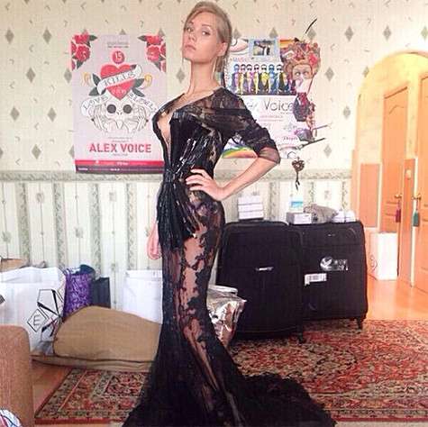 Кристина Асмус не стала брать это платье в Юрмалу. Фото: Instagram.com/asmuskristina. Кристина Асмус не стала брать это платье в Юрмалу. Фото: Instagram.com/asmuskristina.