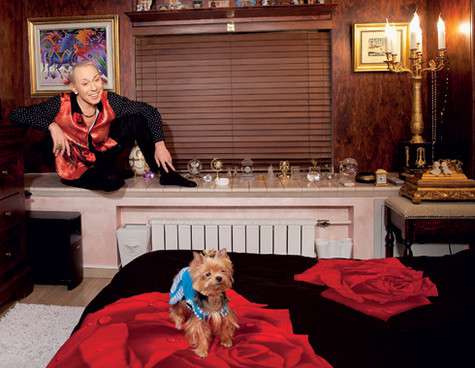 «Обожаю сидеть на широком подоконнике на втором этаже квартиры. Рядом – две картины художника Юрия Горбачева из Одессы, который сейчас популярен в Америке. Его полотна жутко дорогие, но парочку он мне все-таки презентовал». Фото: Мигель. Макияж и прическа