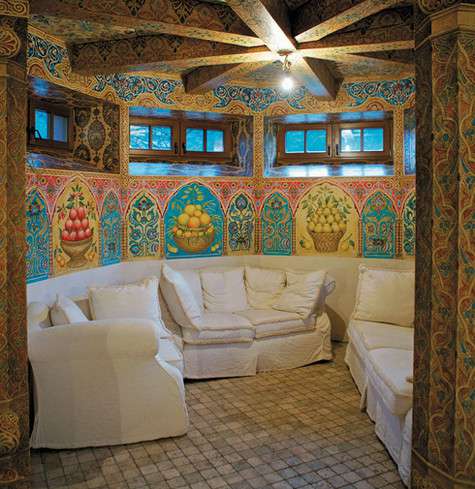 Комната в арабском стиле изначально задумывалась как кальянная. Фото: Сергей Козловский.