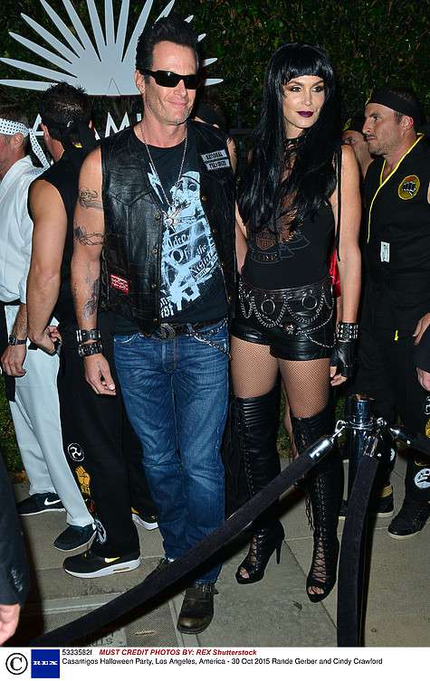 Синди Кроуфорд поставила на черное. Фото: REX Shutterstock