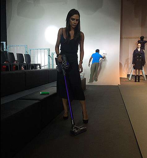 Виктория Бекхэм опубликовала фото, на котором запечатлена во время уборки. Фото: Twitter.com/@victoriabeckham.