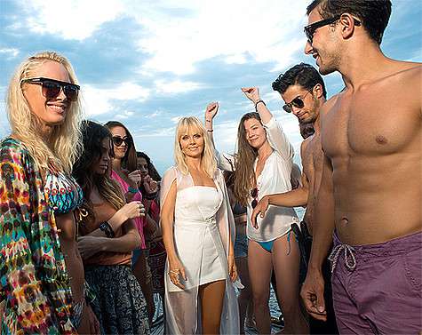 Съемки нового клипа Валерии проходили на красивом пляже в Турции. На площадке все два дня работы царила очень дружная, легкая и позитивная атмосфера. Фото: материалы пресс-служб. Съемки нового клипа Валерии проходили на красивом пляже в Турции. На площадке все два дня работы царила очень дружная, легкая и позитивная атмосфера. Фото: материалы пресс-служб.