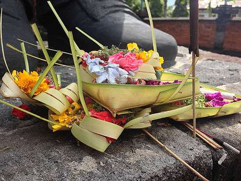 Утром каждый балинезиец делает вот такие подношения духам.