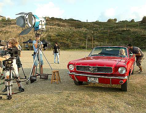 На пляже в Турции собралась большая интернациональная команда. И, по словам режиссера, это создавало небольшие сложности, так как не все понимали английский язык. Фото: материалы пресс-служб. На пляже в Турции собралась большая интернациональная команда. И, по словам режиссера, это создавало небольшие сложности, так как не все понимали английский язык. Фото: материалы пресс-служб.