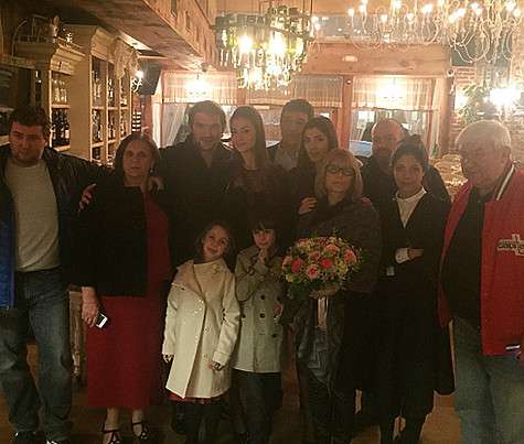На день рождения Анастасии Шубской собрались все родственники. И то, что девушка сейчас живет в США, не помешало им собраться всем вместе. Фото: Instagram.com/nastyashubskaya.