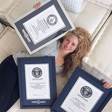 Шакира показывает сертификаты об установленных мировых рекордах. Фото: Instagram.com/shakira.