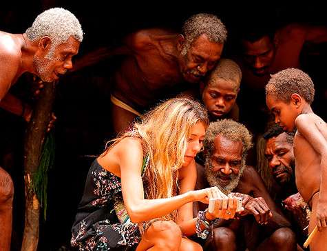 Аборигены племени Луинео не скрывали интереса к новинкам технологического прогресса. Фото: материалы пресс-служб.