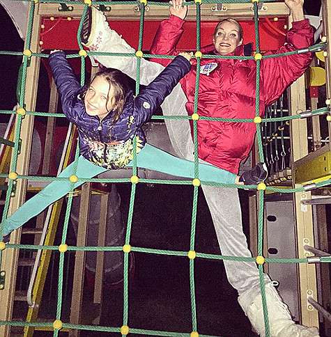 volochkova_art: «Мы дурачимся на нашей площадке в новом нашем поселке». Фото: Instagram.com/volochkova_art.