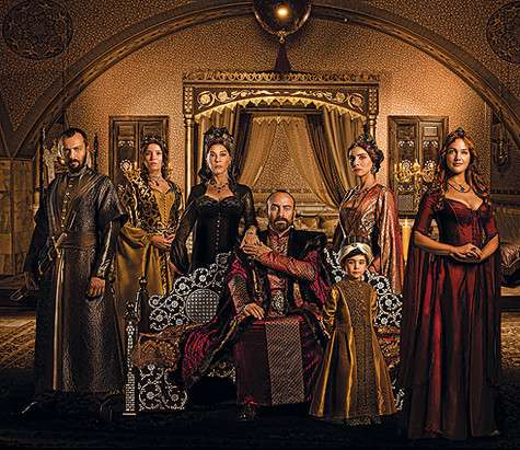 Сулейман Великолепный в сериале показан как тиран, боящийся потерять власть. А его жена Хюррем настолько умна и коварна, что управляет не только султаном, но и всей империй.