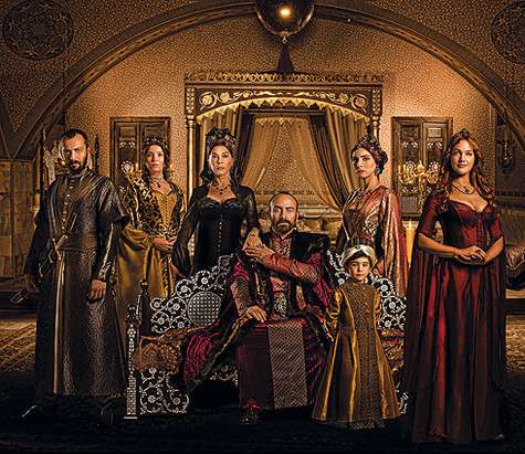 Сулейман Великолепный в сериале показан как тиран, боящийся потерять власть. А его жена Хюррем настолько умна и коварна, что управляет не только султаном, но и всей империй.