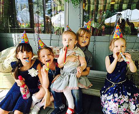 Для Ромы Жукова и его жены новорожденный стал седьмым ребенком. Фото: личный архив певца.