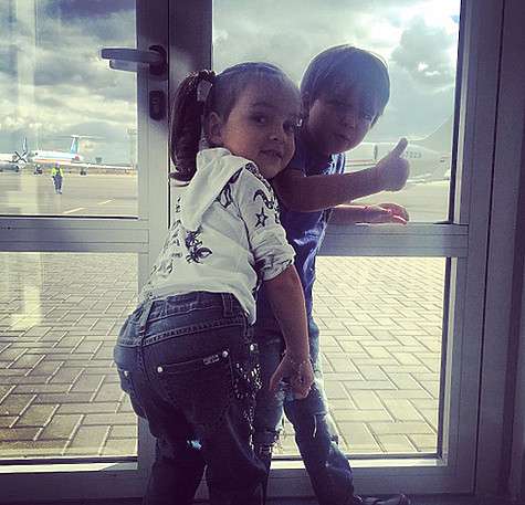 Мартин и Алла-Виктория с удовольствием сопровождают своего звездного папу в поездках. Фото: Instagram.com/fkirkorov.