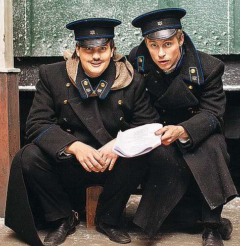 Герои Александра Головина и Александра Домогарова-мл., даже облачившись в исторические костюмы, остались разгильдяями, хотя и чуть более культурными. Фото: материалы пресс-служб.