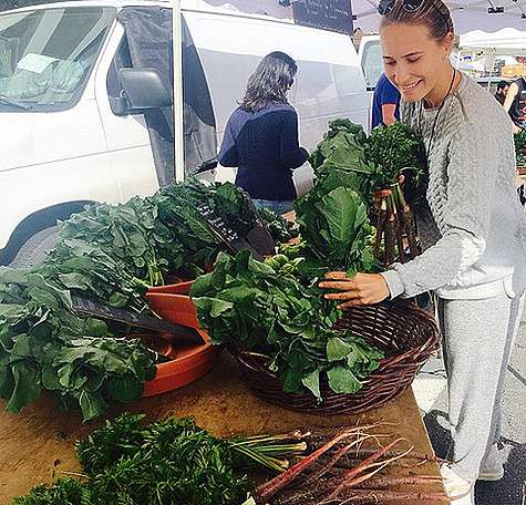Marikakravtsova: «Простые радости: по воскресеньям и средам наша «светская жизнь» сосредоточена здесь! Фермерский рынок. Восхищаюсь людьми, которые собственным трудом дарят нам всю эту волшебную красоту и здоровье!» Фото: Instagram.com.