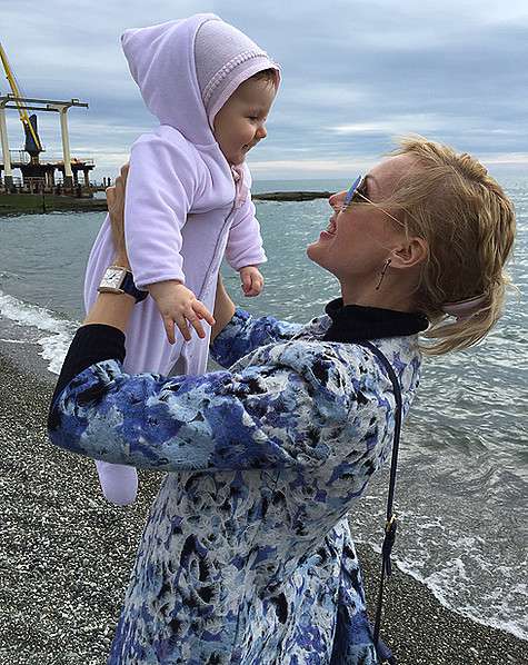 Маленькая дочь Ирины Сашиной впервые увидела море. Фото: личный архив.