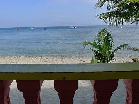 Мы сняли бунгало прямо на берегу моря: вот такой вид отрывался с нашей веранды.