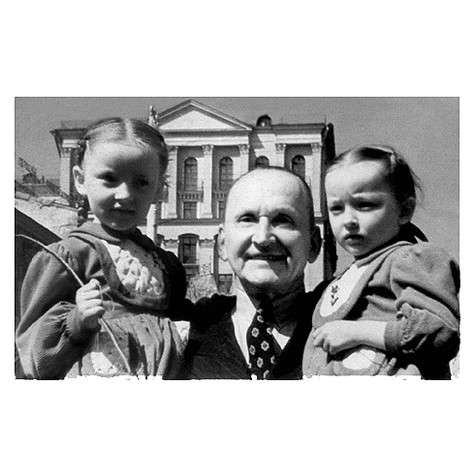 Александр Вертинский с дочерьми. Фото: Государственный Литературный музей.