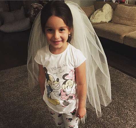 Дочка Ксении Маруся с удовольствием примерила мамину фату. Фото: Instagram.com/borodylia. Дочка Ксении Маруся с удовольствием примерила мамину фату. Фото: Instagram.com/borodylia.