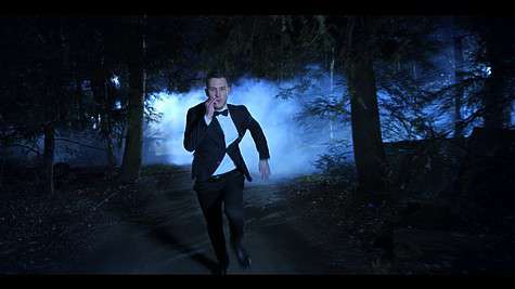 По задумке режиссера Саше пришлось бегать ночью по морозу. Фото: материалы пресс-служб По задумке режиссера Саше пришлось бегать ночью по морозу. Фото: материалы пресс-служб