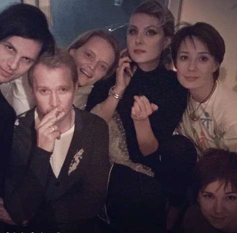 Дирижер Теодор Курентзис, актер Евгений Миронов, саксофонистка Вероника Кожухарова, актриса Рената Литвинова, виновница торжества Чулпан Хаматова и фигуристка Екатерина Гордеева. Фото: Instagram.com/veronikakozhuharova.