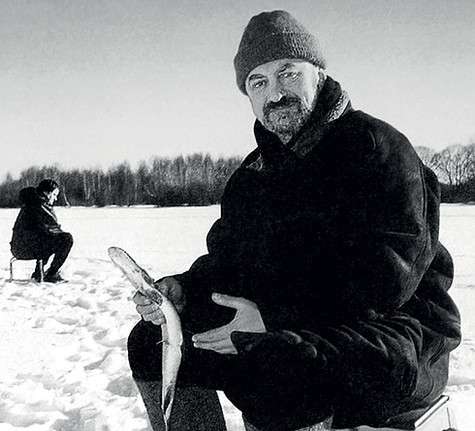 «Муж мог целый день просидеть с удочкой в руках. В такие минуты он размышлял, придумывал образы». Фото: личный архив Любови Гориной. «Муж мог целый день просидеть с удочкой в руках. В такие минуты он размышлял, придумывал образы». Фото: личный архив Любови Гориной.
