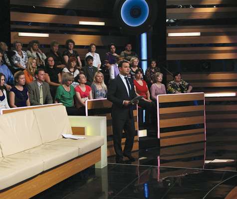 Бывают ситуации, когда случайные зрители в студии готовы не просто посочувствовать, а оказать реальную помощь героям программы, попавшим в беду. Фото: материалы пресс-служб.