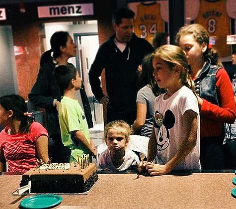 Артистка рассказала об отношениях между сестренками. По словам Седоковой, младшая Моника буквально жизни не дает старшей Алине. Фото: Instagram.com/annasedokova.